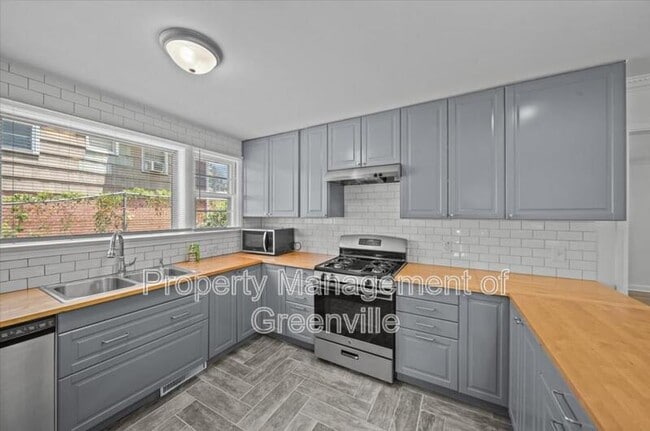 Building Photo - 304 Robin Hood Rd