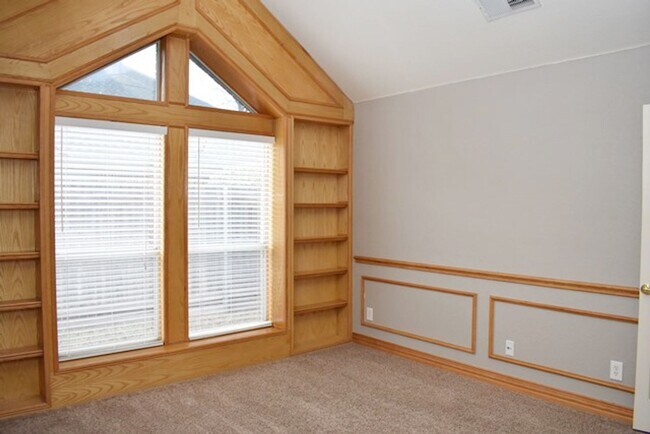 Building Photo - Spacious 3-2-2 with Study in North Richlan...