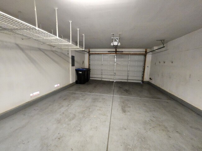 Building Photo - Spacious 3Bed/2Bath/2Car home nestled in the desirable Anthem Highlands Community