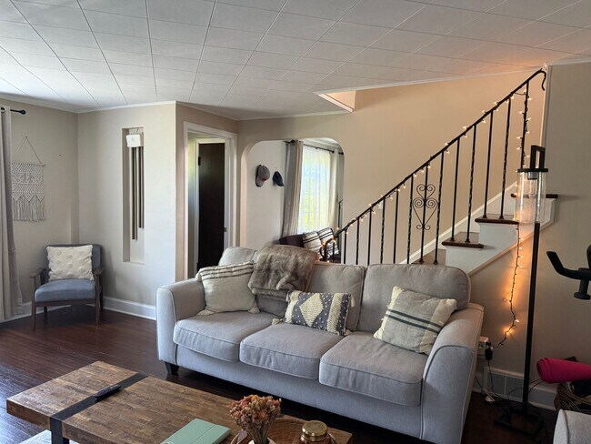 Building Photo - Charming 3 bedroom 1.5 bath in Amherst :