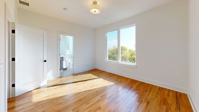 Building Photo - Nashville 3 Bedroom