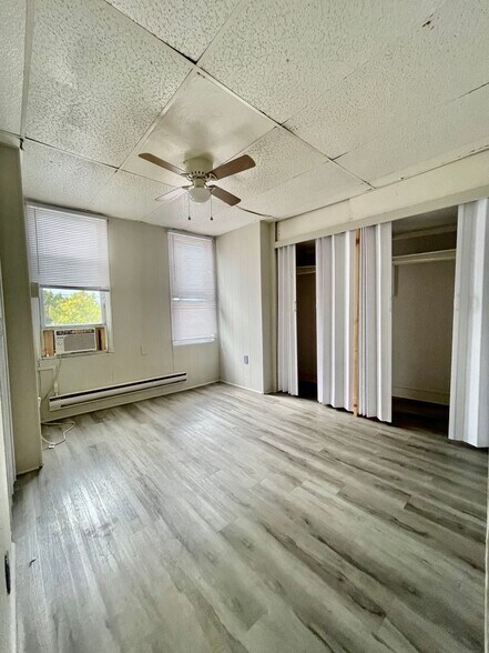 Building Photo - 3 Bedroom Home Available Now