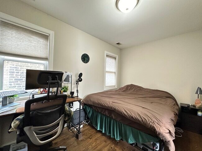 Building Photo - 643 W Belmont Ave