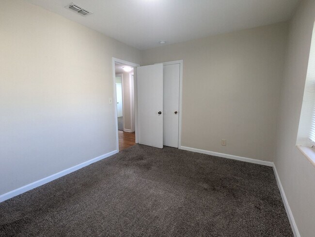 Building Photo - Great 3 Bedroom 1 Bath in convenient locat...