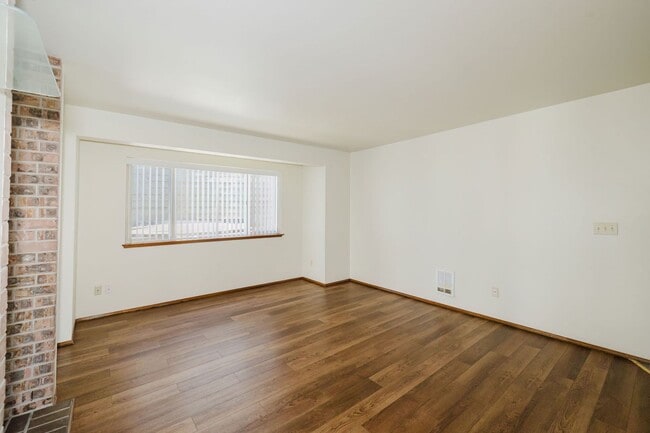 Building Photo - Desireable End Unit, Bremerton Triplex - A...
