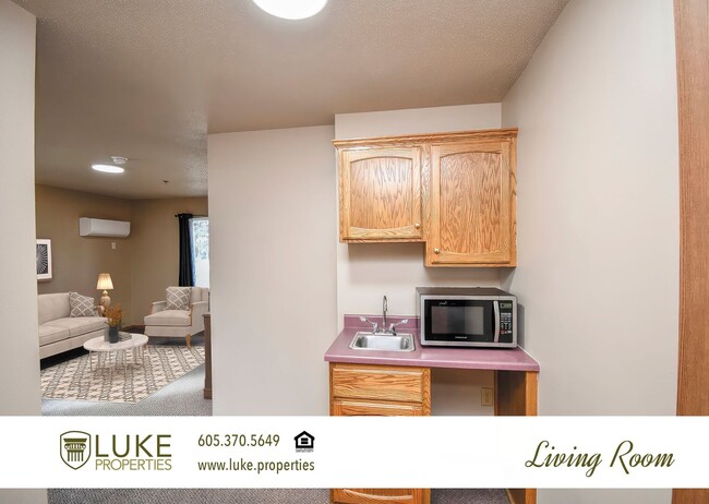 Building Photo - 138 N Sycamore Ave