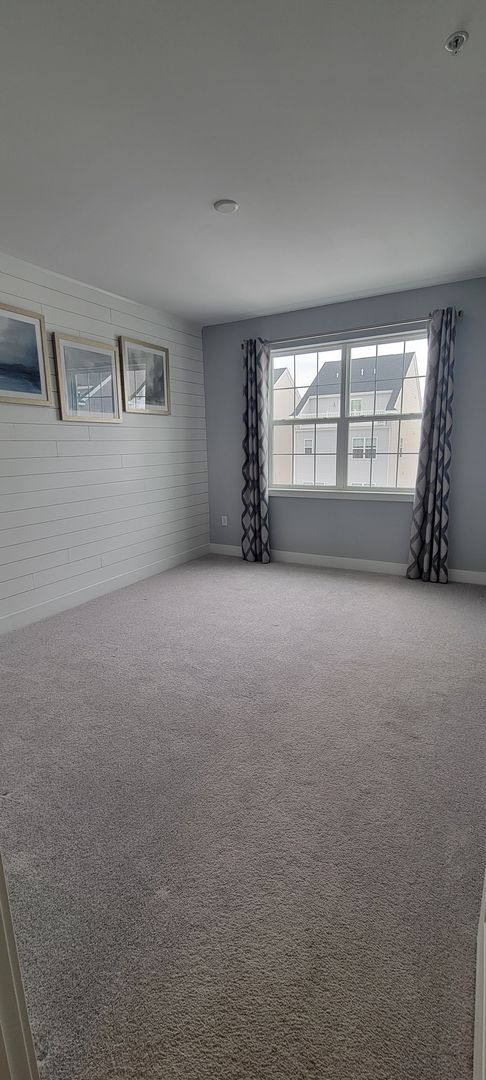 Building Photo - Large Townhome - Bensalem