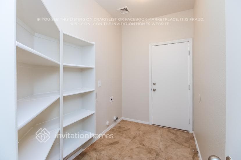 Building Photo - 2757 W San Carlos Ln