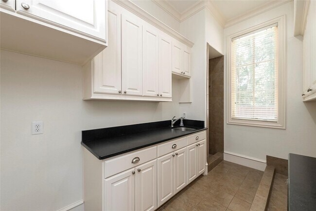 Building Photo - 4311 Brookview Dr