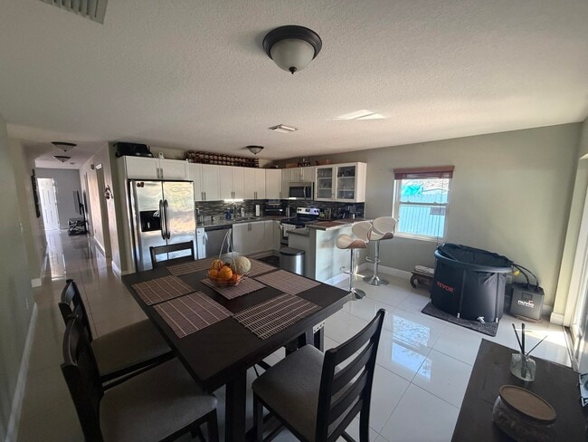 Building Photo - 5928 Papaya Rd