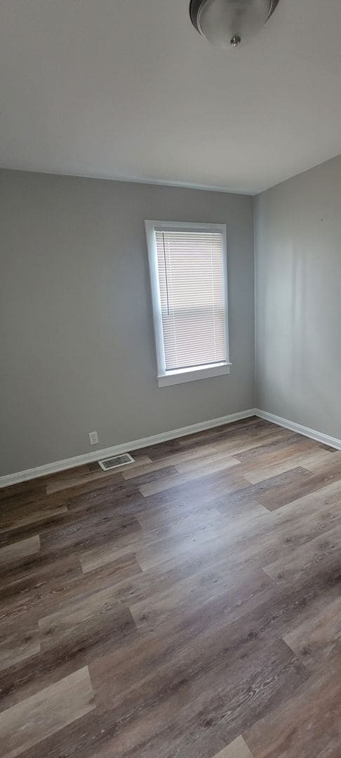 Building Photo - (COMING SOON) Newly Updated Spacious Two Bedroom w/Bonus Room- Single Home Near 21st and Post Rd.