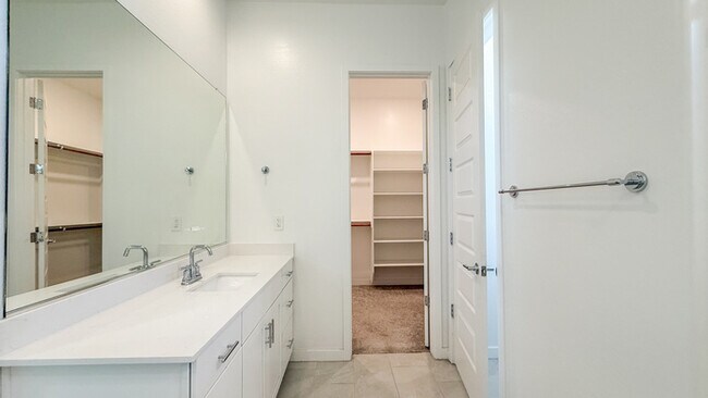 Building Photo - 2041 W Sierra Sunset Trail
