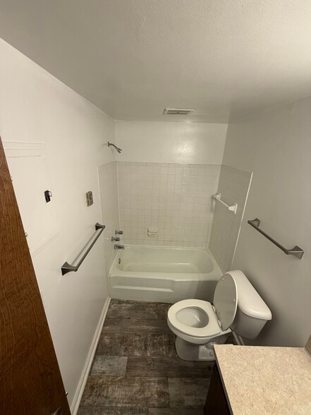 Building Photo - 123 2nd Ave