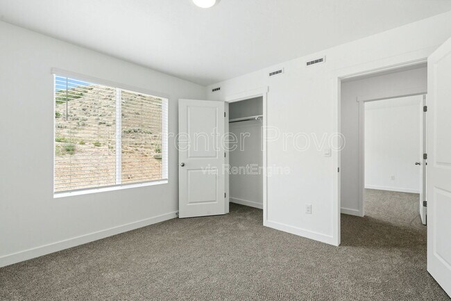 Building Photo - 371 E Levengrove Dr