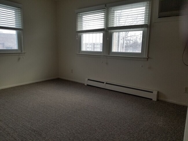 Building Photo - Hillsboro West One Bedroom Apartment, avai...