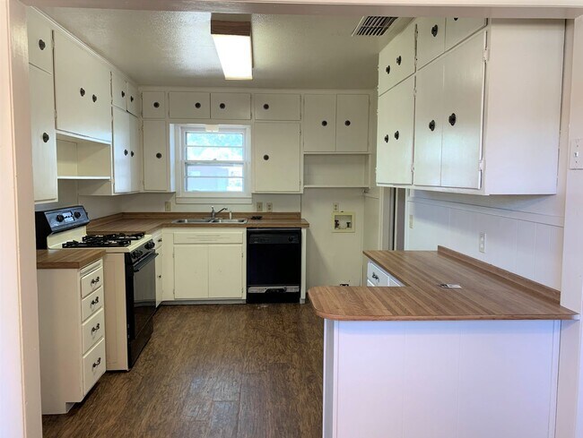 Building Photo - Pre-Leasing  3 Bed 1 Bath