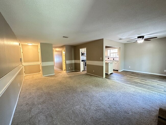 Building Photo - 2 bedroom 2 bath condo w/ balcony & garage available for rent in Mill Ridge!