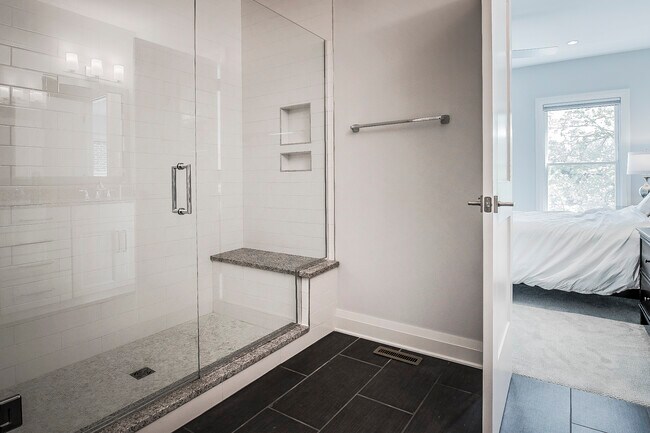 Building Photo - 118 W Starr Ave