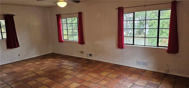 Building Photo - 1032 Standard Dr NE