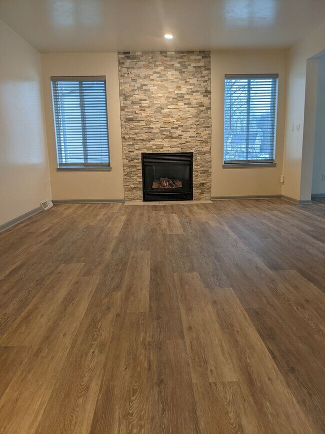 Building Photo - Welcome Home to this Grand Chute Condo!