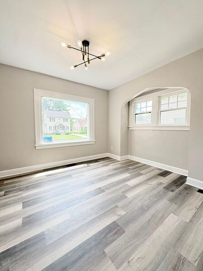 Building Photo - 804 Alvison Rd