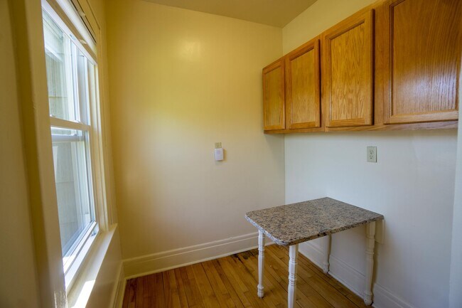 Building Photo - Newly Renovated Bright 2nd Floor Flat - 6/...