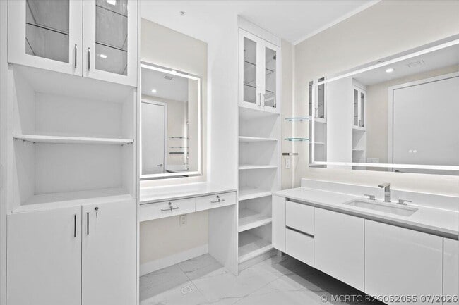 Building Photo - 220 Lake Shore Dr