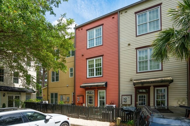 Building Photo - Fully Furnished 2BR Condo with Designer Touches in Shelmore Village