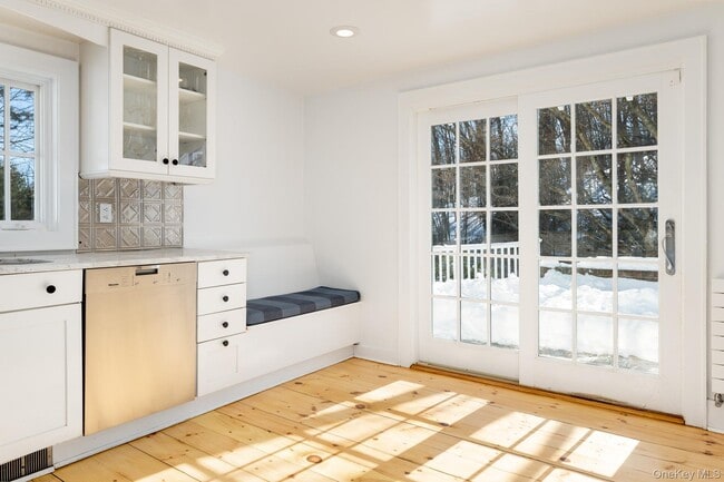 Building Photo - 291 Roaring Brook Rd