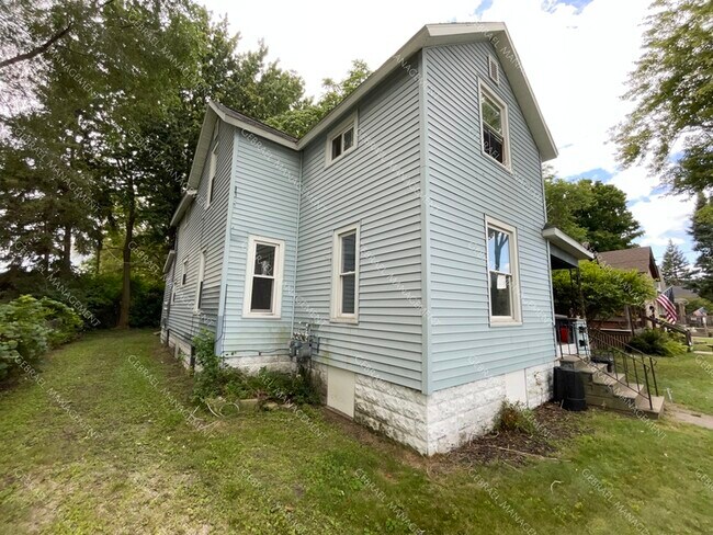 Building Photo - 1411 Bliss St