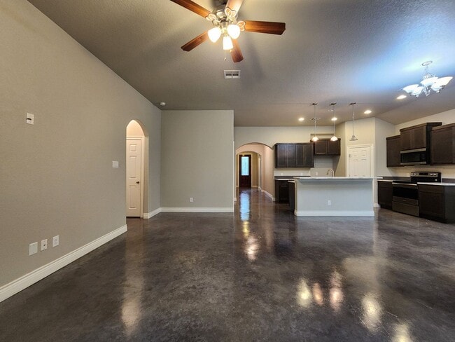 Building Photo - LOCATION! Walk to Torrey Park / Close to NB Downtown & Gruene / No Carpet / NBISD