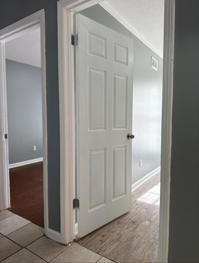 Building Photo - 5096 Breckenwood Dr