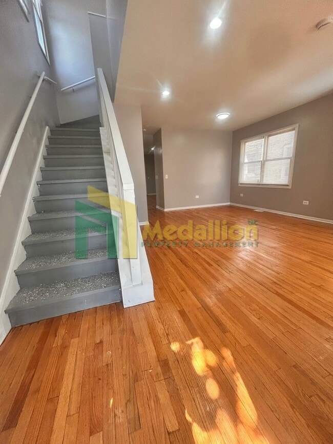 Building Photo - 5954 S Maplewood Ave