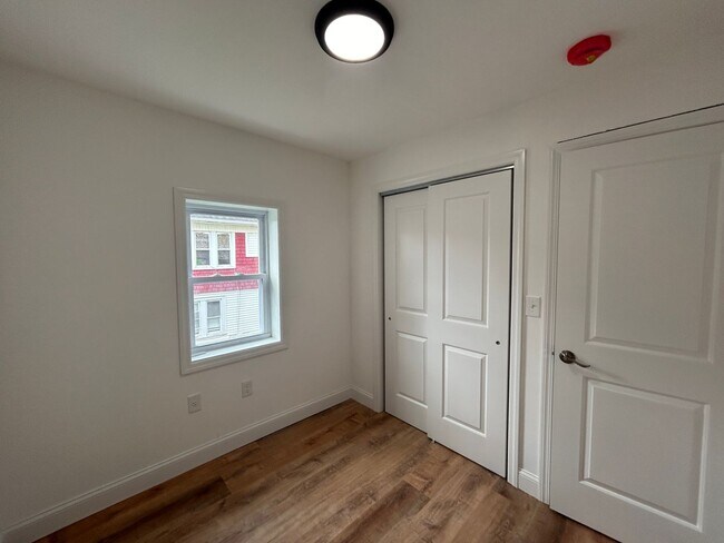 Building Photo - Gorgeous 3 bedroom 1 1/2 bathroom Single F...
