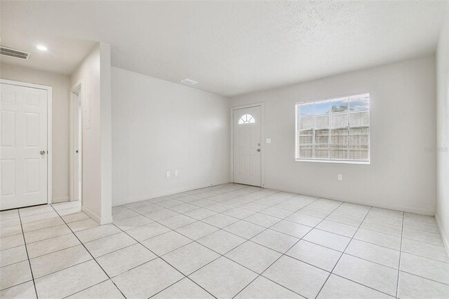 Building Photo - 923 E Lotus Ave