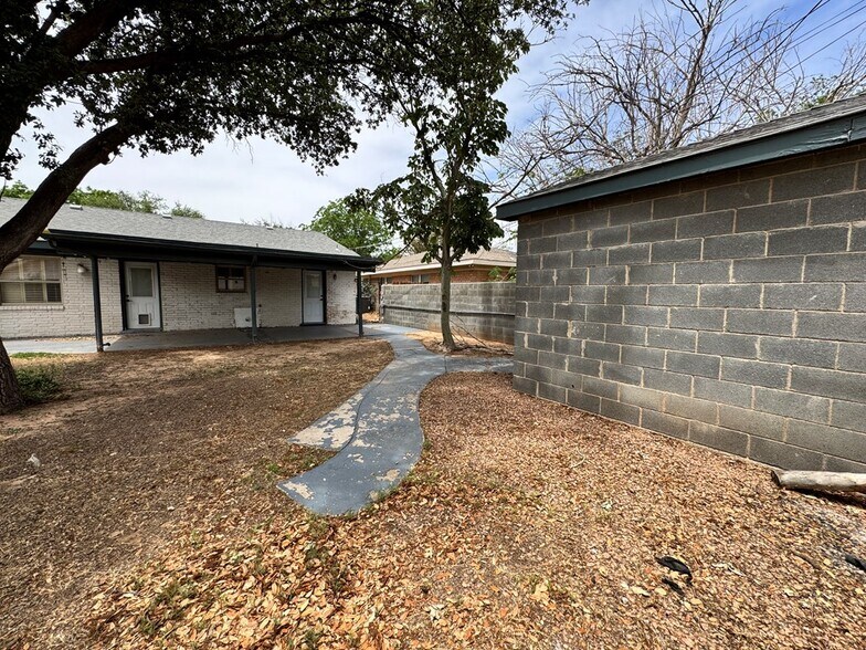 Building Photo - 2110 Westbrook Ave