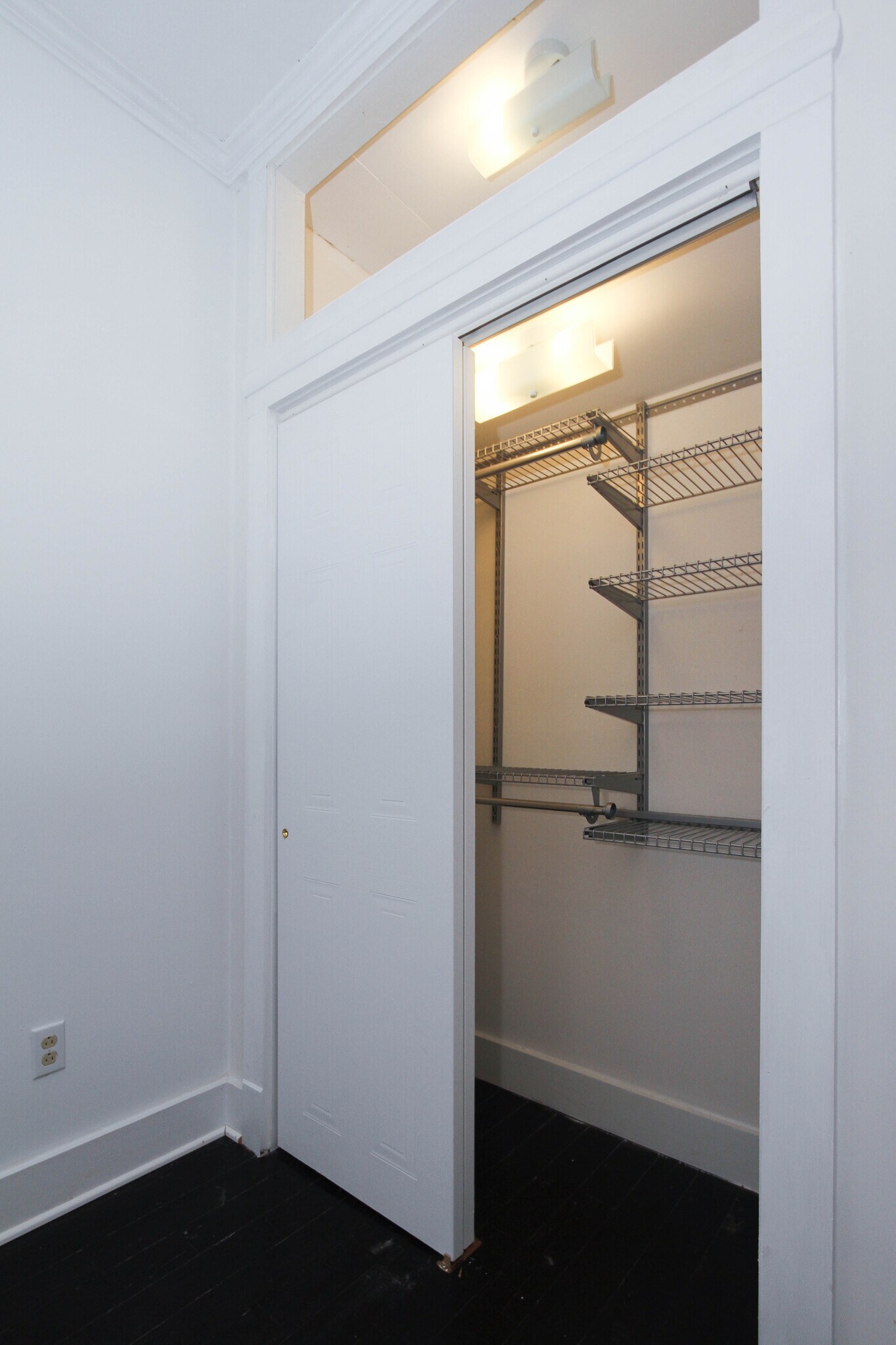 Building Photo - 546 Shull St