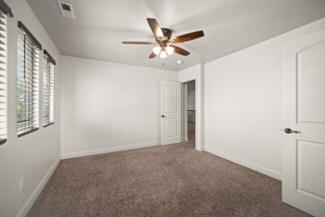 Building Photo - "Spacious 5-Bed Oasis with 3 Baths in Washington, UT – 3,171 Sq Ft of Comfort!"