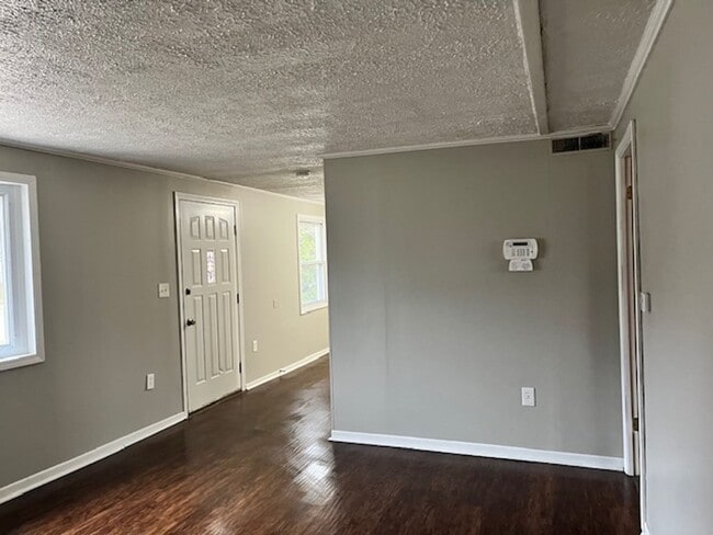Building Photo - Adorable 3 Bedroom Home