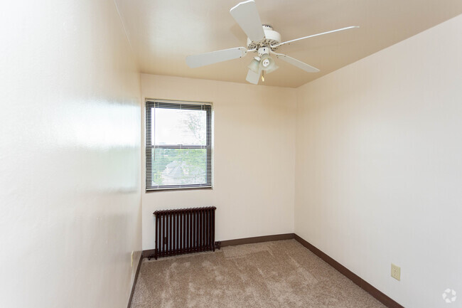 2BR, 1BA, - 1,000 SF - Brownsville Apartments