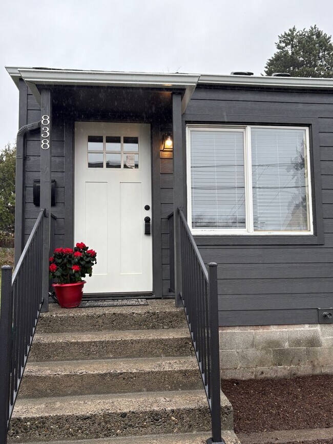 Building Photo - Ballard Beauty, 2 bed 2 bath Remodel with two entrances.