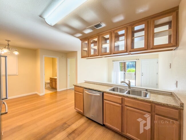 Building Photo - Gated Community, 3 Bed Condo!