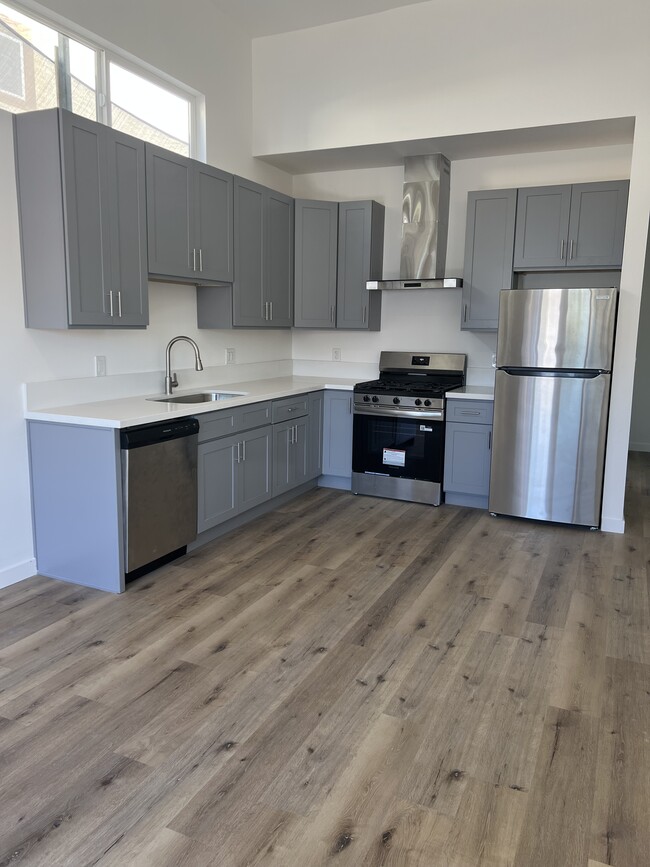 Building Photo - 304 S Inglewood Ave