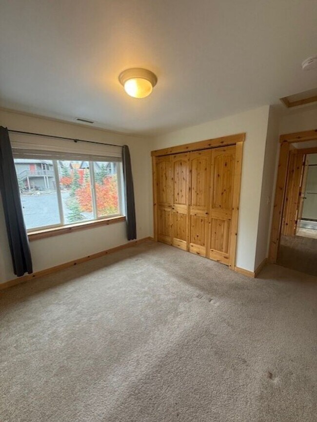 Building Photo - Adorable Roslyn Ridge Condo