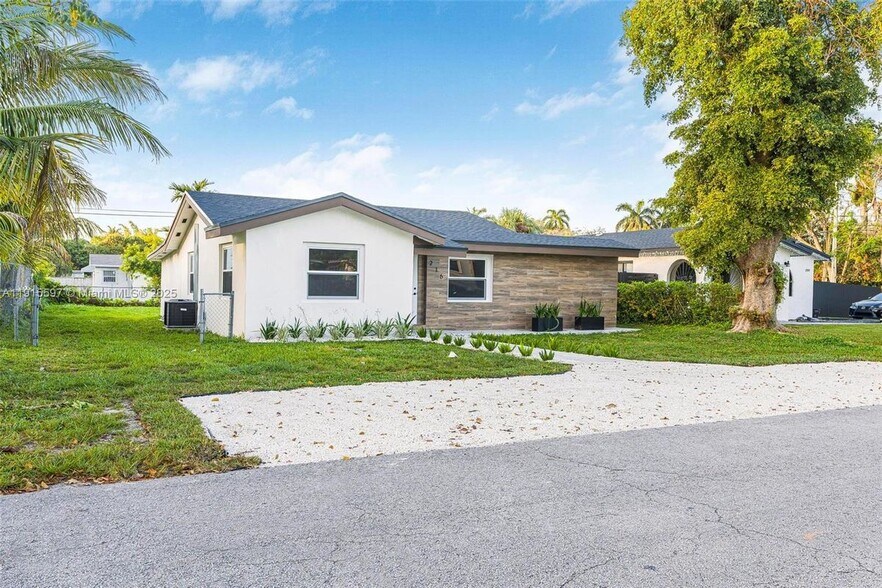 Building Photo - 216 NE 160th St