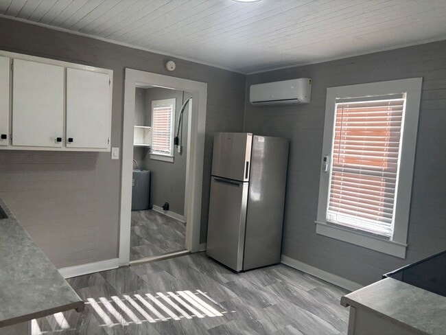 Building Photo - 1095