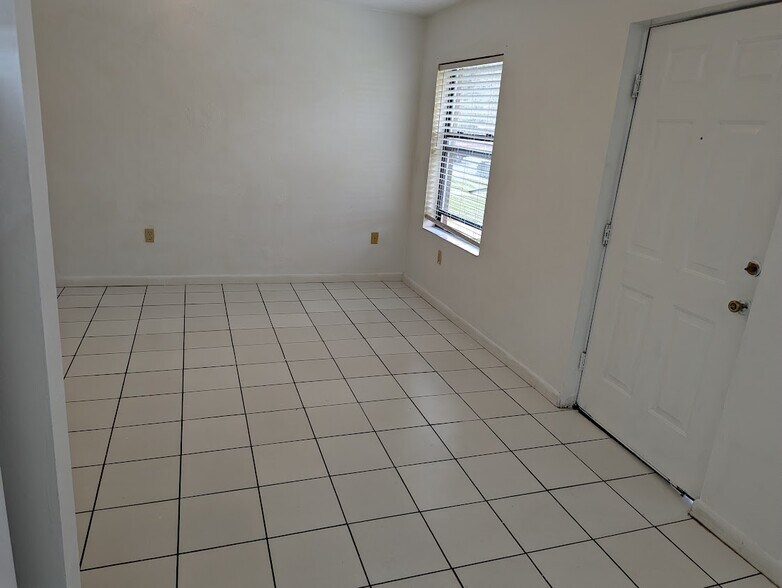 Building Photo - 3600 SW 23rd St