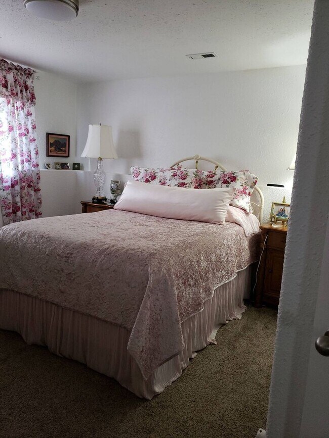 Building Photo - Lovely and spacious 5 bedroom 3 bath Post ...