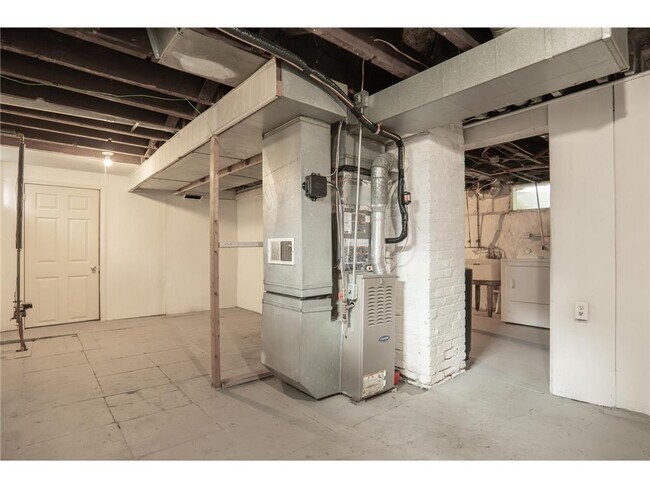 Building Photo - 1020 Wilson Ave