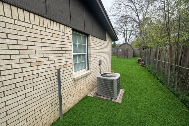 Building Photo - 2409 Stonegate St